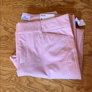NWT Old Navy Pixie Pants Size 6 Pink w/ daises